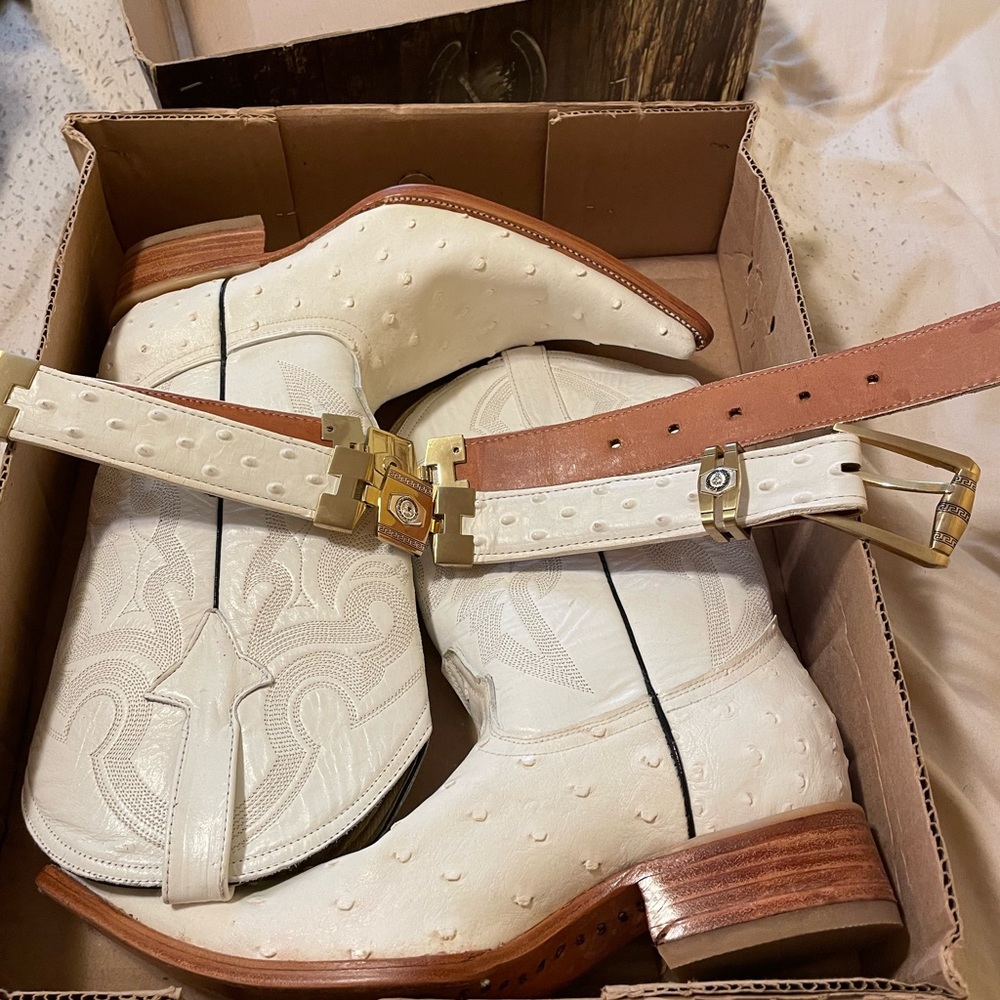 Selling my boots as well the belt. Because the boots doesn’t fit me anymore.
